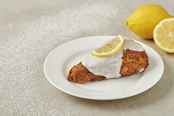 포토 JPG 스튜디오촬영 접시 회색배경 단면 디저트 실내 사람없음 달콤 레몬 슬라이스 슈가파우더 스콘 국내포토 식기 음식 빵 백그라운드 과일 내부 회색 맛 파일형식