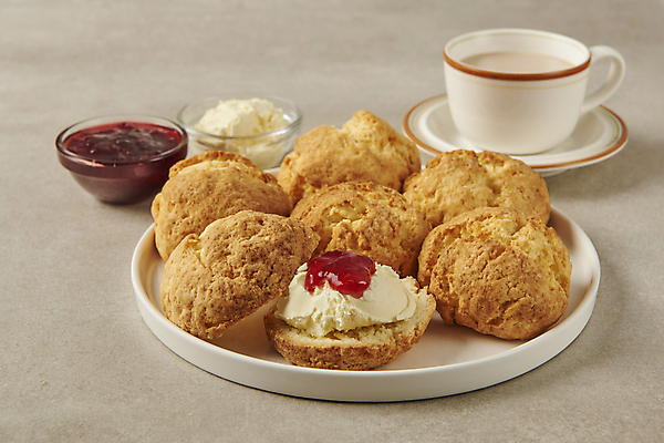 포토 JPG 스튜디오촬영 접시 디저트 실내 사람없음 달콤 찻잔 크림 딸기잼 밀크티 스콘 차받침대 베이지색배경 국내포토 식기 음료 음식 빵 백그라운드 잔 내부 맛 잼 받침대 베이지색 파일형식