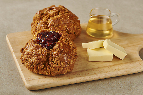 포토 JPG 스튜디오촬영 디저트 실내 근접촬영 사람없음 달콤 버터 꿀 딸기잼 나무도마 스콘 시럽컵 베이지색배경 국내포토 음식 빵 뷰포인트 백그라운드 도마 내부 목재 맛 잼 베이지색 파일형식