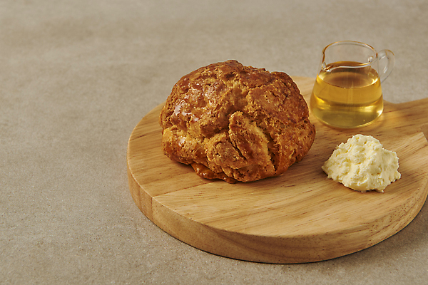 포토 JPG 스튜디오촬영 디저트 실내 사람없음 달콤 크림 꿀 나무도마 스콘 시럽컵 베이지색배경 국내포토 음식 빵 백그라운드 도마 내부 목재 맛 베이지색 파일형식