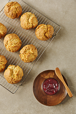 포토 JPG 스튜디오촬영 디저트 실내 사람없음 하이앵글 달콤 딸기잼 나무스푼 나무접시 스콘 베이지색배경 식힘망 국내포토 접시 음식 빵 뷰포인트 백그라운드 내부 주방도구 맛 잼 나무숟가락 제빵도구 베이지색 파일형식