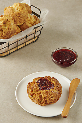 포토 JPG 스튜디오촬영 접시 디저트 실내 사람없음 바구니 달콤 담기 딸기잼 나무스푼 스콘 베이지색배경 종이호일 국내포토 식기 음식 빵 백그라운드 모션 내부 맛 잼 나무숟가락 베이지색 파일형식