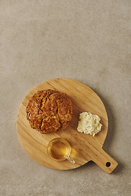 포토 JPG 스튜디오촬영 디저트 실내 사람없음 하이앵글 달콤 크림 꿀 나무도마 스콘 시럽컵 베이지색배경 국내포토 음식 빵 뷰포인트 백그라운드 도마 내부 목재 맛 베이지색 파일형식