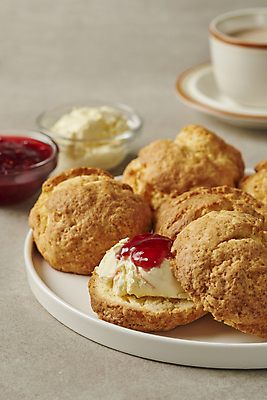 포토 JPG 스튜디오촬영 접시 디저트 실내 근접촬영 사람없음 달콤 찻잔 크림 딸기잼 밀크티 스콘 차받침대 베이지색배경 국내포토 식기 음료 음식 빵 뷰포인트 백그라운드 잔 내부 맛 잼 받침대 베이지색 파일형식