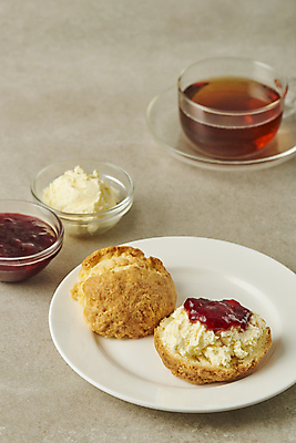 포토 JPG 스튜디오촬영 접시 회색배경 디저트 실내 사람없음 달콤 찻잔 크림 홍차 딸기잼 스콘 차받침대 국내포토 식기 음식 빵 백그라운드 잔 내부 차_음료 회색 맛 잼 받침대 파일형식