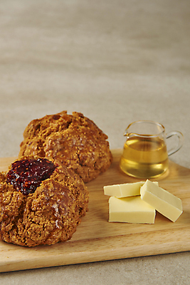 포토 JPG 스튜디오촬영 디저트 실내 사람없음 달콤 버터 꿀 딸기잼 나무도마 스콘 시럽컵 베이지색배경 국내포토 음식 빵 백그라운드 도마 내부 목재 맛 잼 베이지색 파일형식