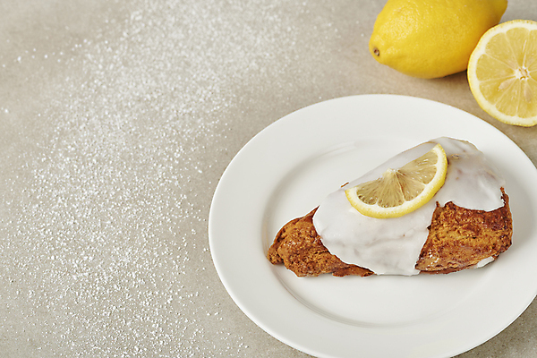 포토 JPG 스튜디오촬영 접시 회색배경 단면 디저트 실내 사람없음 달콤 레몬 슬라이스 슈가파우더 스콘 국내포토 식기 음식 빵 백그라운드 과일 내부 회색 맛 파일형식