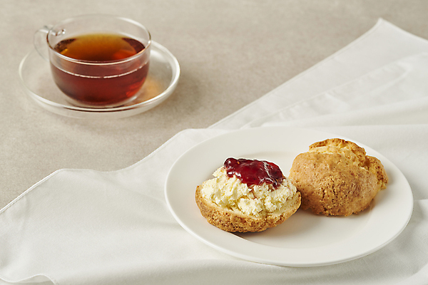 포토 JPG 스튜디오촬영 접시 디저트 실내 사람없음 달콤 찻잔 천 크림 홍차 딸기잼 스콘 차받침대 베이지색배경 국내포토 식기 음식 빵 백그라운드 잔 내부 차_음료 직물 맛 잼 받침대 베이지색 파일형식