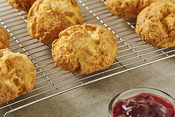 포토 JPG 스튜디오촬영 디저트 실내 근접촬영 사람없음 달콤 딸기잼 스콘 베이지색배경 식힘망 국내포토 음식 빵 뷰포인트 백그라운드 내부 주방도구 맛 잼 제빵도구 베이지색 파일형식