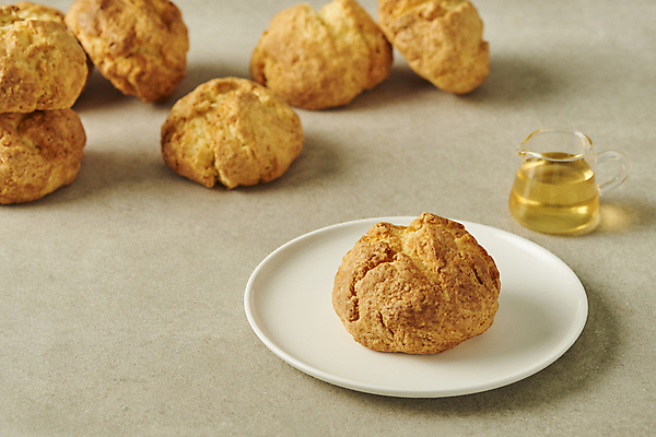 포토 JPG 스튜디오촬영 접시 디저트 실내 사람없음 쌓기 달콤 꿀 스콘 시럽컵 베이지색배경 국내포토 식기 음식 빵 백그라운드 모션 내부 맛 베이지색 파일형식