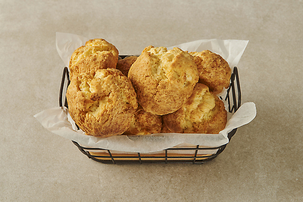 포토 JPG 스튜디오촬영 디저트 실내 사람없음 바구니 달콤 담기 스콘 베이지색배경 종이호일 국내포토 음식 빵 백그라운드 모션 내부 맛 베이지색 파일형식