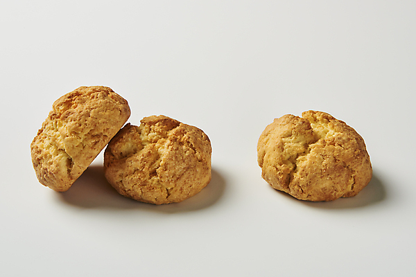 포토 JPG 스튜디오촬영 디저트 실내 사람없음 세개 달콤 흰배경 스콘 국내포토 음식 빵 백그라운드 3 내부 흰색 맛 파일형식