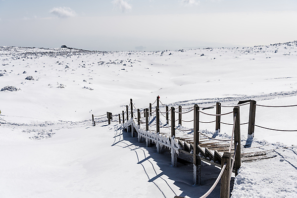 포토 JPG 주간 설경 겨울 하늘 사람없음 야외 제주도 눈 한라산 나무계단 겨울풍경 눈덮임 국내포토 자연요소 계절 컨셉 날씨 산 한국 풍경 계단 파일형식