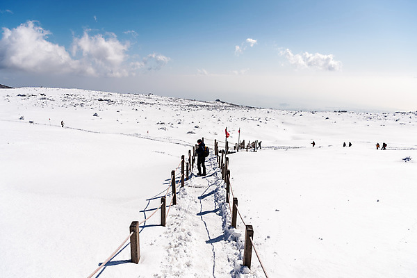 포토 JPG 주간 전신 구름 길 설경 겨울 하늘 한명 서기 사람 야외 옆모습 울타리 제주도 눈 등산객 한라산 겨울풍경 눈덮임 국내포토 자연요소 1 계절 뷰포인트 컨셉 모션 날씨 산 한국 풍경 담장 등산 파일형식