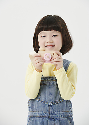 포토 JPG 스튜디오촬영 응시 여자 어린이라이프 어린이 한명 미소 들기 소녀 상반신 앞모습 장난감 한국인 흰배경 토이카메라 소녀한명만 국내포토 1 라이프스타일 시선 뷰포인트 백그라운드 모션 실내 표정 사람 동양인 카메라 흰색 여자한명만 소녀만 파일형식