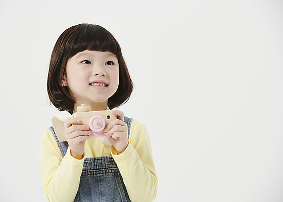 포토 JPG 스튜디오촬영 응시 여자 어린이라이프 어린이 한명 미소 들기 소녀 상반신 앞모습 장난감 사진촬영 한국인 흰배경 토이카메라 소녀한명만 국내포토 1 라이프스타일 시선 뷰포인트 백그라운드 모션 실내 표정 사람 동양인 카메라 촬영 흰색 여자한명만 소녀만 파일형식