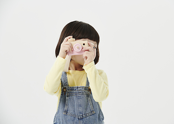 포토 JPG 스튜디오촬영 응시 여자 어린이라이프 어린이 한명 들기 소녀 상반신 앞모습 장난감 사진촬영 한국인 흰배경 얼굴가리기 토이카메라 소녀한명만 국내포토 1 라이프스타일 시선 뷰포인트 백그라운드 모션 실내 사람 동양인 카메라 촬영 흰색 가림 여자한명만 소녀만 파일형식