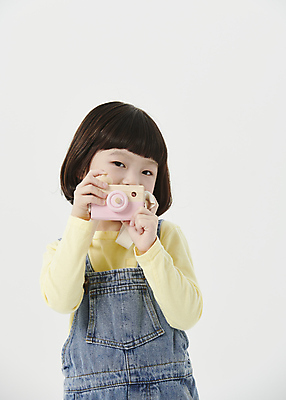 포토 JPG 스튜디오촬영 응시 여자 어린이라이프 어린이 한명 미소 들기 소녀 상반신 앞모습 장난감 사진촬영 한국인 흰배경 토이카메라 소녀한명만 국내포토 1 라이프스타일 시선 뷰포인트 백그라운드 모션 실내 표정 사람 동양인 카메라 촬영 흰색 여자한명만 소녀만 파일형식