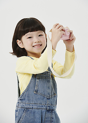 포토 JPG 스튜디오촬영 응시 여자 어린이라이프 어린이 한명 미소 들기 소녀 상반신 옆모습 장난감 사진촬영 한국인 흰배경 토이카메라 소녀한명만 국내포토 1 라이프스타일 시선 뷰포인트 백그라운드 모션 실내 표정 사람 동양인 카메라 촬영 흰색 여자한명만 소녀만 파일형식