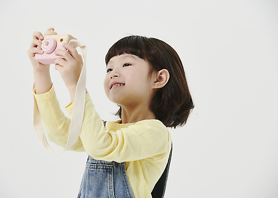 포토 JPG 스튜디오촬영 응시 여자 어린이라이프 어린이 한명 미소 들기 소녀 상반신 옆모습 장난감 사진촬영 한국인 즐거움 흰배경 토이카메라 소녀한명만 국내포토 1 라이프스타일 시선 감정 뷰포인트 백그라운드 모션 실내 표정 사람 동양인 카메라 촬영 흰색 여자한명만 소녀만 파일형식