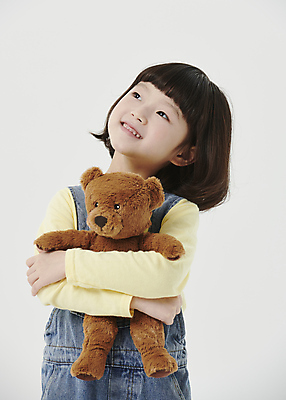 포토 JPG 스튜디오촬영 응시 여자 어린이라이프 어린이 안기 한명 미소 소녀 상반신 앞모습 곰인형 한국인 올려보기 흰배경 소녀한명만 국내포토 1 라이프스타일 시선 인형 뷰포인트 백그라운드 모션 실내 표정 사람 동양인 흰색 여자한명만 소녀만 파일형식