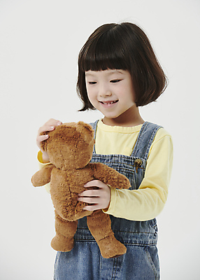 포토 JPG 스튜디오촬영 응시 여자 어린이라이프 어린이 한명 미소 소녀 상반신 앞모습 곰인형 만지기 한국인 잡기 흰배경 소녀한명만 국내포토 1 라이프스타일 시선 인형 뷰포인트 백그라운드 모션 실내 표정 사람 동양인 흰색 여자한명만 소녀만 파일형식