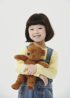 포토 JPG 스튜디오촬영 응시 여자 어린이라이프 어린이 안기 한명 미소 소녀 상반신 앞모습 곰인형 한국인 흰배경 소녀한명만 국내포토 1 라이프스타일 시선 인형 뷰포인트 백그라운드 모션 실내 표정 사람 동양인 흰색 여자한명만 소녀만 파일형식