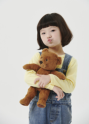 포토 JPG 스튜디오촬영 응시 여자 어린이라이프 어린이 안기 한명 소녀 상반신 앞모습 곰인형 한국인 흰배경 입내밀기 소녀한명만 국내포토 1 라이프스타일 시선 인형 뷰포인트 백그라운드 모션 실내 사람 동양인 흰색 여자한명만 소녀만 파일형식