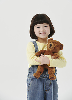 포토 JPG 스튜디오촬영 응시 여자 어린이라이프 어린이 안기 한명 미소 소녀 상반신 앞모습 곰인형 한국인 흰배경 소녀한명만 국내포토 1 라이프스타일 시선 인형 뷰포인트 백그라운드 모션 실내 표정 사람 동양인 흰색 여자한명만 소녀만 파일형식
