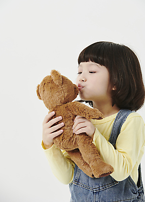 포토 JPG 스튜디오촬영 응시 여자 어린이라이프 어린이 키스 한명 들기 소녀 상반신 앞모습 곰인형 한국인 흰배경 소녀한명만 국내포토 1 라이프스타일 시선 인형 뷰포인트 백그라운드 모션 실내 사람 동양인 흰색 애정표현 여자한명만 소녀만 파일형식