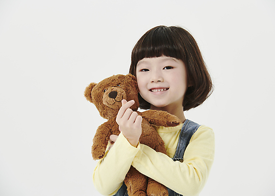 포토 JPG 스튜디오촬영 응시 여자 어린이라이프 어린이 안기 한명 미소 소녀 상반신 앞모습 곰인형 한국인 흰배경 손하트 소녀한명만 국내포토 1 라이프스타일 시선 인형 뷰포인트 모션 실내 표정 사람 동양인 손짓 흰색 여자한명만 소녀만 파일형식 컬러 인종 내부 생활 여자만 어린이만
