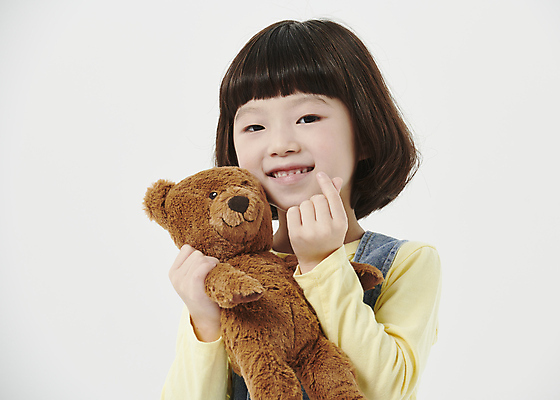 포토 JPG 스튜디오촬영 여자 어린이라이프 어린이 한명 미소 소녀 상반신 앞모습 곰인형 한국인 잡기 흰배경 손하트 소녀한명만 국내포토 1 라이프스타일 인형 뷰포인트 백그라운드 모션 실내 표정 사람 동양인 손짓 흰색 여자한명만 소녀만 파일형식