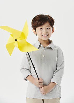 포토 JPG 스튜디오촬영 응시 남자 어린이라이프 어린이 한명 미소 들기 소년 상반신 앞모습 한국인 바람개비 흰배경 소년한명만 국내포토 1 라이프스타일 시선 뷰포인트 백그라운드 모션 실내 표정 사람 동양인 흰색 남자한명만 소년만 파일형식