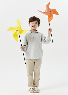 포토 JPG 스튜디오촬영 전신 응시 남자 어린이라이프 어린이 한명 서기 미소 들기 소년 앞모습 한국인 두개 바람개비 흰배경 소년한명만 국내포토 1 라이프스타일 시선 뷰포인트 백그라운드 2 모션 실내 표정 사람 동양인 흰색 남자한명만 소년만 파일형식