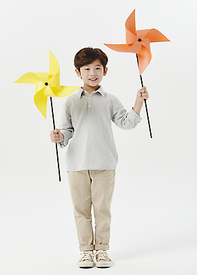 포토 JPG 스튜디오촬영 전신 응시 남자 어린이라이프 어린이 한명 서기 미소 들기 소년 앞모습 한국인 두개 바람개비 흰배경 소년한명만 국내포토 1 라이프스타일 시선 뷰포인트 백그라운드 2 모션 실내 표정 사람 동양인 흰색 남자한명만 소년만 파일형식