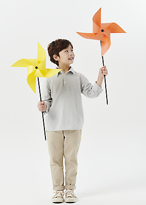 포토 JPG 스튜디오촬영 전신 응시 남자 어린이라이프 어린이 한명 서기 미소 들기 소년 앞모습 한국인 두개 바람개비 흰배경 소년한명만 국내포토 1 라이프스타일 시선 뷰포인트 백그라운드 2 모션 실내 표정 사람 동양인 흰색 남자한명만 소년만 파일형식