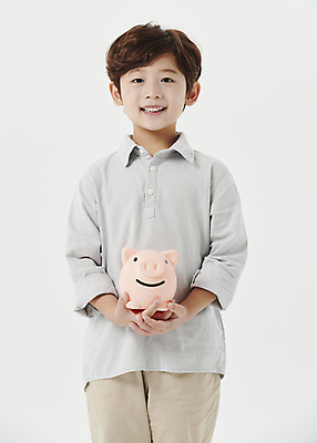 포토 JPG 스튜디오촬영 응시 남자 어린이라이프 어린이 한명 미소 들기 소년 상반신 앞모습 한국인 돼지저금통 흰배경 소년한명만 국내포토 1 라이프스타일 시선 뷰포인트 백그라운드 모션 실내 표정 사람 동양인 저금통 흰색 남자한명만 소년만 파일형식