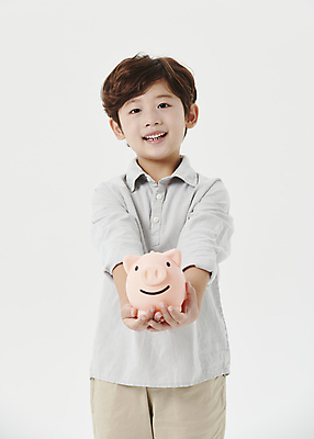 포토 JPG 스튜디오촬영 응시 남자 어린이라이프 어린이 한명 미소 들기 소년 상반신 앞모습 한국인 돼지저금통 손내밀기 흰배경 주기 소년한명만 국내포토 1 라이프스타일 시선 뷰포인트 백그라운드 모션 실내 표정 사람 동양인 손짓 저금통 흰색 남자한명만 소년만 파일형식