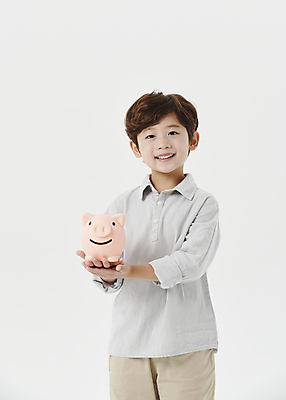 포토 JPG 스튜디오촬영 응시 남자 어린이라이프 어린이 한명 미소 들기 소년 상반신 앞모습 한국인 돼지저금통 흰배경 소년한명만 국내포토 1 라이프스타일 시선 뷰포인트 모션 실내 표정 사람 동양인 저금통 흰색 남자한명만 소년만 파일형식 컬러 인종 내부 생활 저축 남자만 어린이만 금융 경제