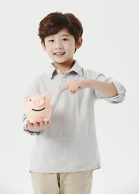 포토 JPG 스튜디오촬영 응시 남자 어린이라이프 어린이 한명 미소 들기 소년 상반신 앞모습 한국인 돼지저금통 가리킴 흰배경 소년한명만 국내포토 1 라이프스타일 시선 뷰포인트 백그라운드 모션 실내 표정 사람 동양인 손짓 저금통 흰색 남자한명만 소년만 파일형식