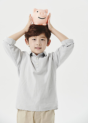 포토 JPG 스튜디오촬영 응시 남자 어린이라이프 어린이 한명 미소 소년 상반신 앞모습 한국인 돼지저금통 잡기 흰배경 머리위 소년한명만 국내포토 1 라이프스타일 시선 뷰포인트 백그라운드 모션 실내 표정 사람 동양인 저금통 흰색 남자한명만 소년만 파일형식