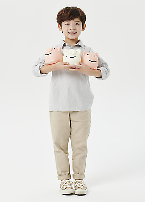 포토 JPG 스튜디오촬영 전신 응시 남자 어린이라이프 어린이 한명 미소 들기 소년 상반신 앞모습 한국인 돼지저금통 세개 흰배경 소년한명만 국내포토 1 라이프스타일 시선 뷰포인트 백그라운드 모션 실내 표정 3 사람 동양인 저금통 흰색 남자한명만 소년만 파일형식