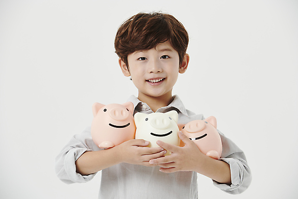 포토 JPG 스튜디오촬영 응시 남자 어린이라이프 어린이 한명 미소 들기 소년 상반신 앞모습 한국인 돼지저금통 세개 흰배경 소년한명만 국내포토 1 라이프스타일 시선 뷰포인트 백그라운드 모션 실내 표정 3 사람 동양인 저금통 흰색 남자한명만 소년만 파일형식