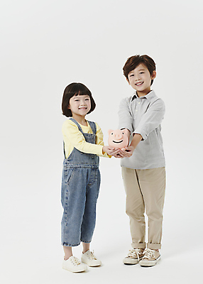 포토 JPG 스튜디오촬영 전신 응시 여자 남자 어린이라이프 어린이 남매 서기 미소 들기 소녀 소년 두명 앞모습 한국인 돼지저금통 흰배경 어린이만 국내포토 라이프스타일 시선 뷰포인트 백그라운드 가족 모션 실내 표정 사람 동양인 저금통 흰색 파일형식