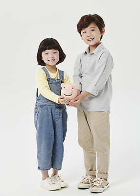 포토 JPG 스튜디오촬영 전신 응시 여자 남자 어린이라이프 어린이 남매 서기 미소 들기 소녀 소년 두명 앞모습 한국인 돼지저금통 흰배경 어린이만 국내포토 라이프스타일 시선 뷰포인트 백그라운드 가족 모션 실내 표정 사람 동양인 저금통 흰색 파일형식