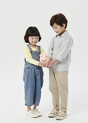 포토 JPG 스튜디오촬영 전신 여자 남자 어린이라이프 어린이 서기 미소 들기 소녀 소년 두명 앞모습 한국인 돼지저금통 흰배경 어린이만 내려보기 국내포토 라이프스타일 뷰포인트 모션 실내 표정 사람 동양인 저금통 흰색 파일형식 컬러 인종 내부 생활 저축 금융 경제