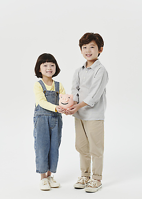 포토 JPG 스튜디오촬영 전신 응시 여자 남자 어린이라이프 어린이 서기 미소 들기 소녀 소년 두명 앞모습 한국인 돼지저금통 흰배경 어린이만 국내포토 라이프스타일 시선 뷰포인트 백그라운드 모션 실내 표정 사람 동양인 저금통 흰색 파일형식