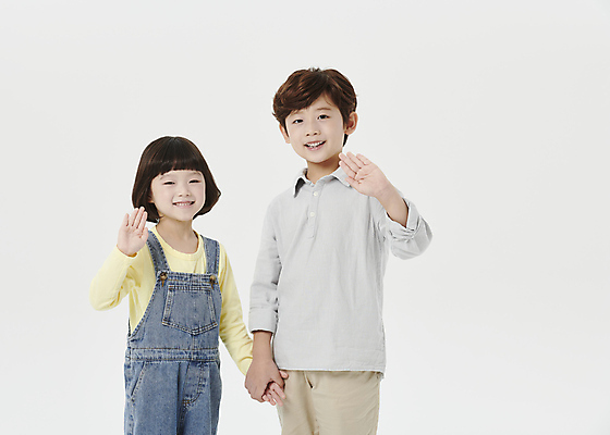 포토 JPG 스튜디오촬영 전신 응시 여자 남자 어린이라이프 어린이 남매 서기 미소 소녀 소년 상반신 두명 앞모습 손잡기 한국인 흰배경 손인사 어린이만 국내포토 라이프스타일 시선 뷰포인트 백그라운드 가족 모션 실내 표정 사람 동양인 흰색 인사 파일형식