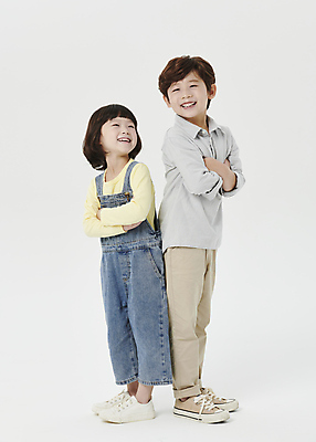 포토 JPG 스튜디오촬영 전신 응시 여자 남자 어린이라이프 어린이 남매 서기 웃음 소녀 소년 두명 앞모습 팔짱 한국인 등맞대기 흰배경 고개들기 어린이만 국내포토 라이프스타일 시선 뷰포인트 백그라운드 가족 모션 실내 표정 사람 동양인 흰색 파일형식