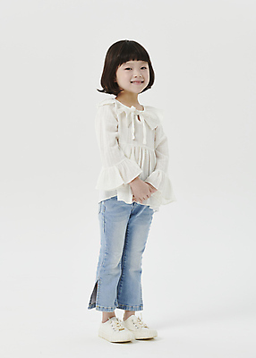 포토 JPG 스튜디오촬영 전신 응시 여자 어린이라이프 어린이 한명 서기 미소 소녀 옆모습 한국인 흰배경 손모으기 소녀한명만 국내포토 1 라이프스타일 시선 뷰포인트 백그라운드 모션 실내 표정 사람 동양인 손짓 흰색 여자한명만 소녀만 파일형식